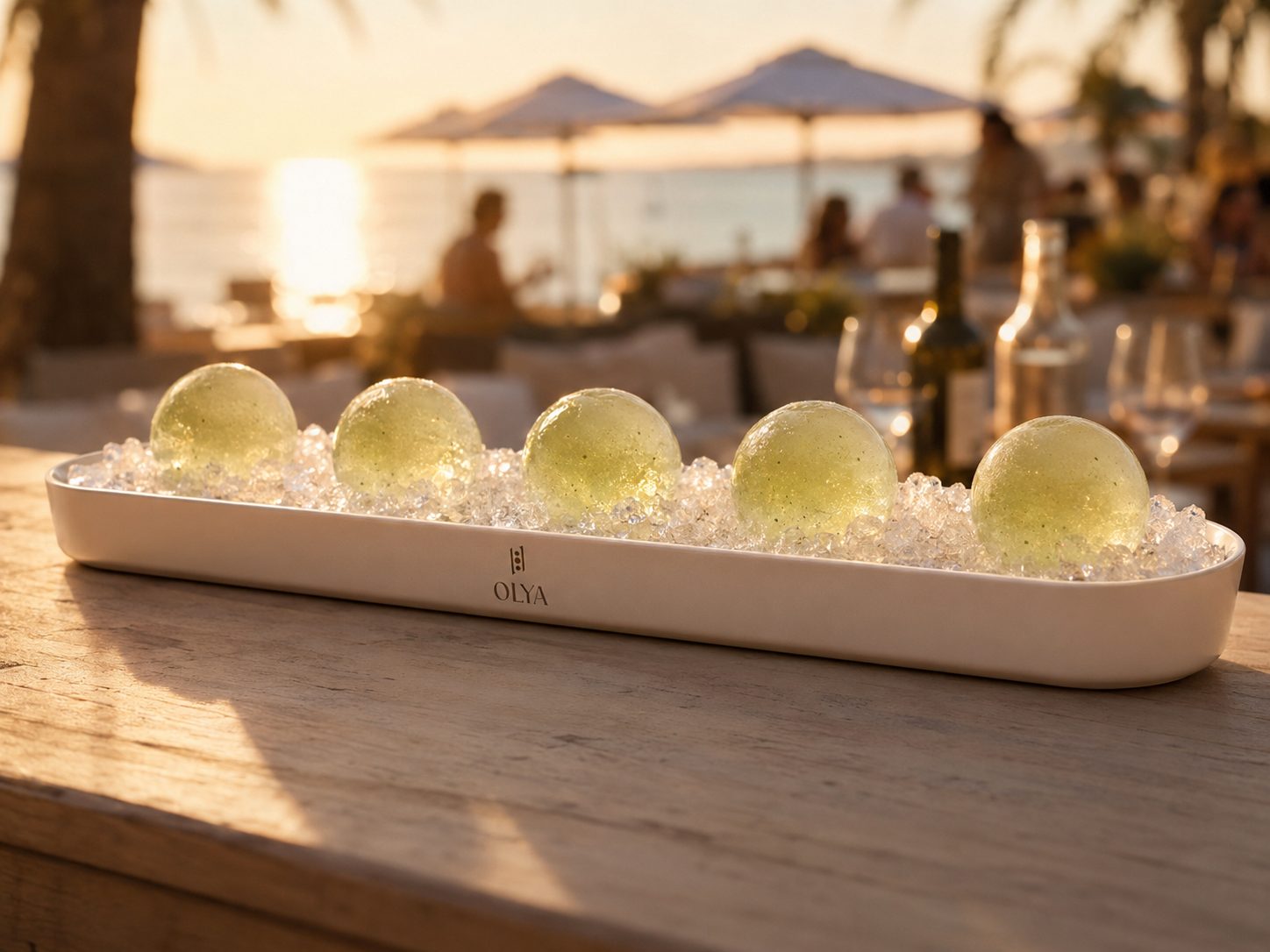 Le bac OLYA garni de glace pilée, les cinq perles posées dessus, en beach club