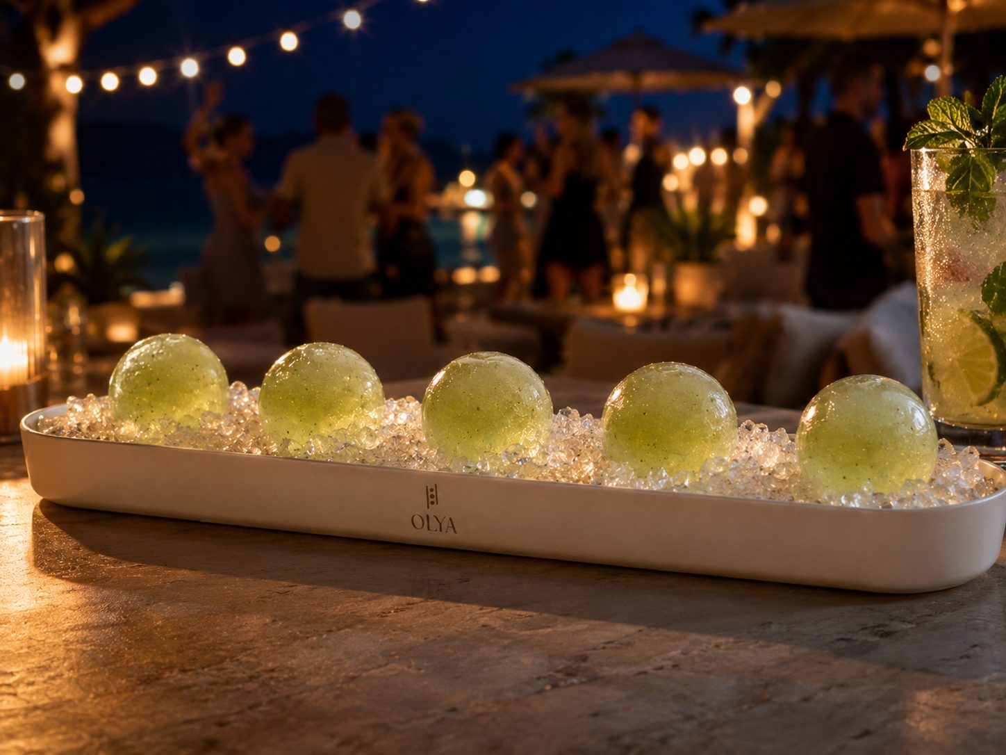 Le bac OLYA de glace pilée dans un beach club la nuit